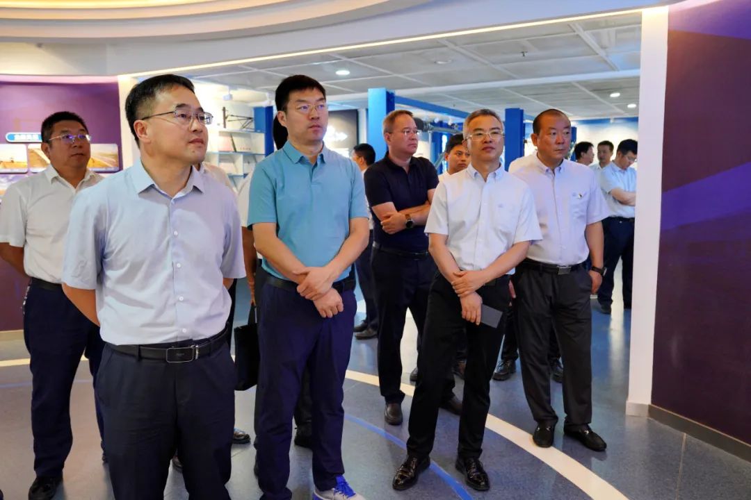 071691367781133162.jpeg 郭戈参观伟德体育企业展厅.jpg